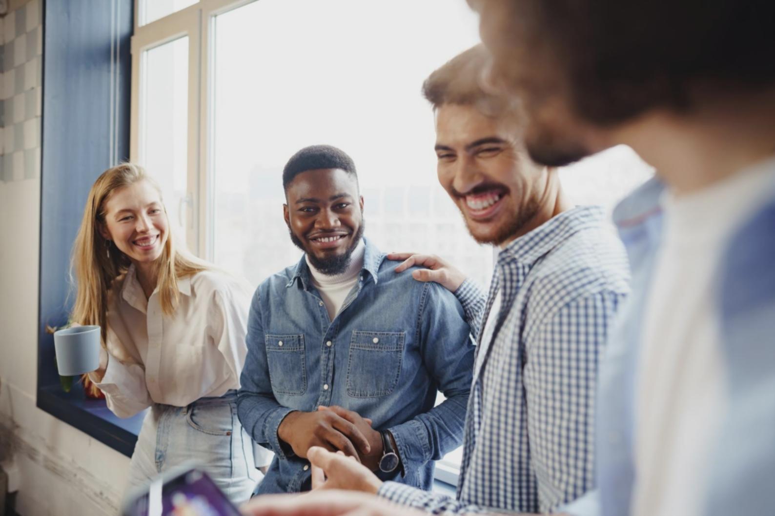 Espace de formation moderne avec ordinateurs et tableaux financiers