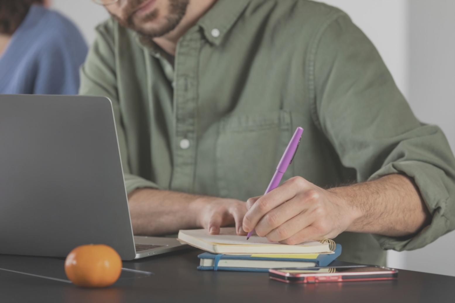 Groupe d'étudiants collaborant sur des projets financiers